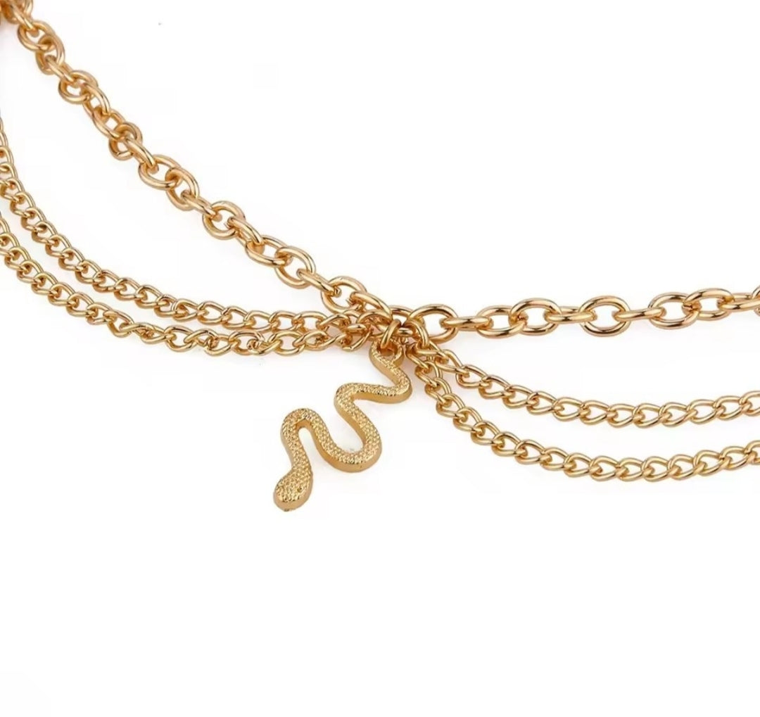 This boho multi-layer snake anklet is a versatile accessory made of golden alloy.