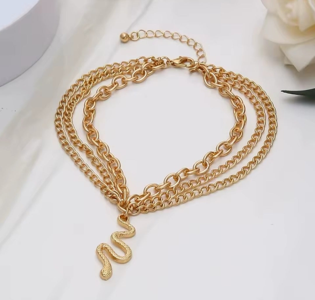 This boho multi-layer snake anklet is a versatile accessory made of golden alloy.