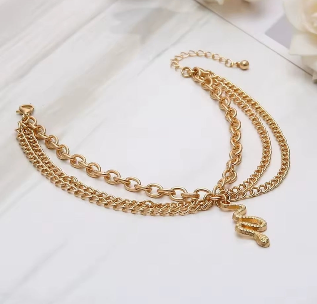This boho multi-layer snake anklet is a versatile accessory made of golden alloy.