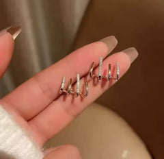  a pair of gold-plated, four-claw cubic zirconia ear cuff earrings. 